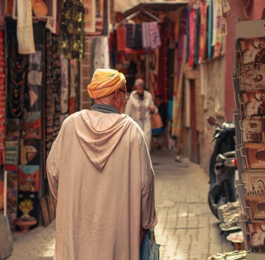 hombre caminando en las calles de la medina de marrakech