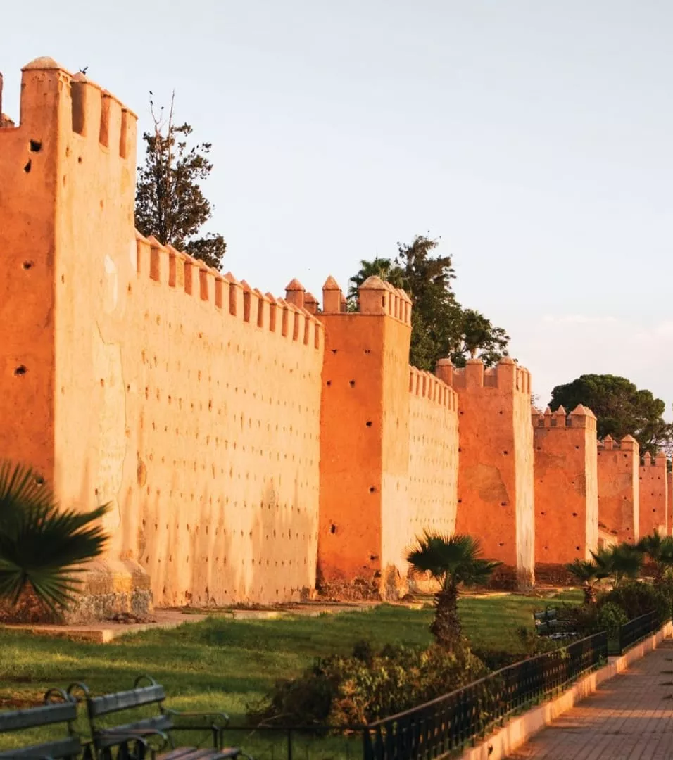 luz del sol sobre las almenas históricas de marrakech